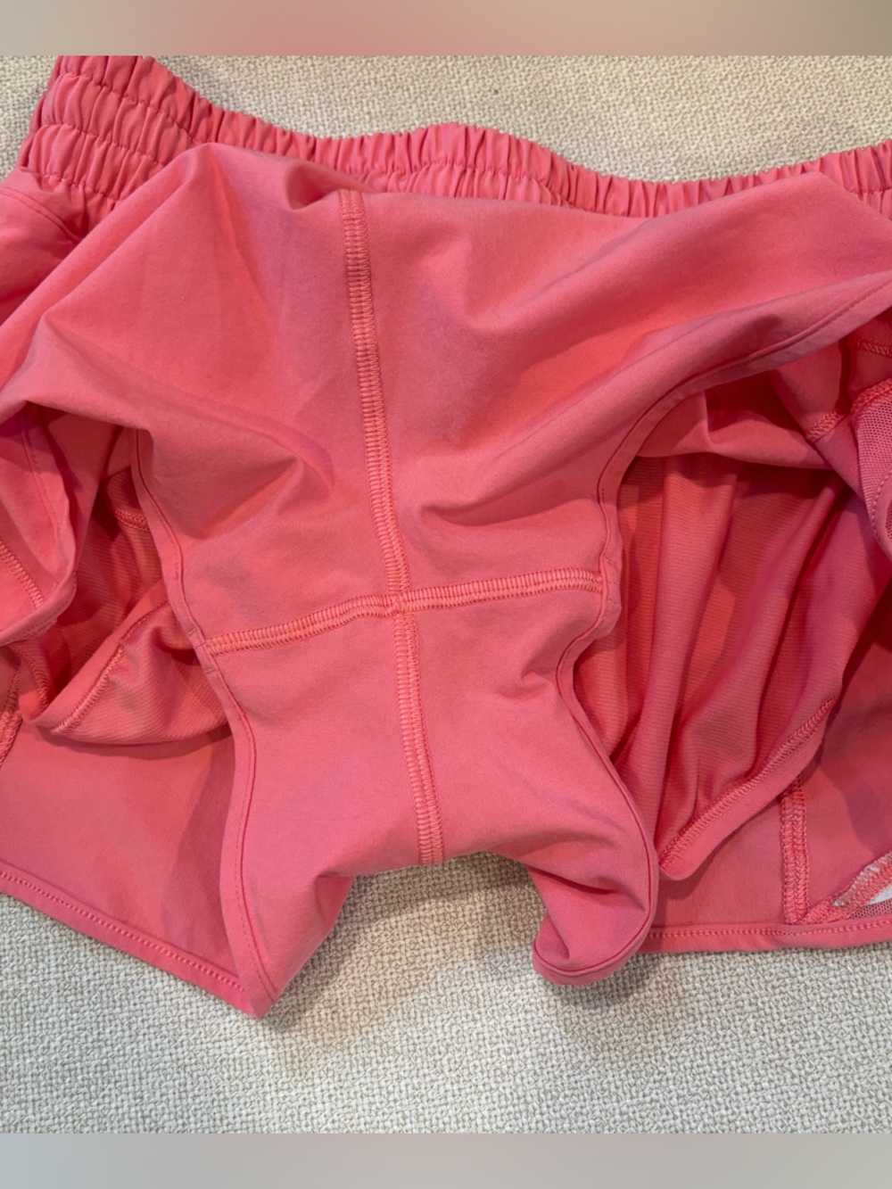 Lululemon Women’s Hotty Hot Low Rise Shorts 2.5 in Coral - size 4 - Picture 8 of 9
